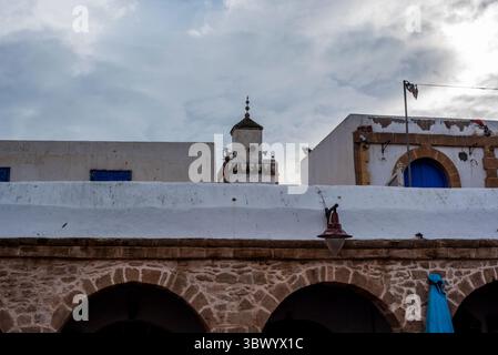 Architecture marocaine typique dans la ville fortifiée d'Essaouira avec son port et ses murs crénelés, ses bâtiments en briques ou blanchis à la chaux sur l'Atlantique O. Banque D'Images
