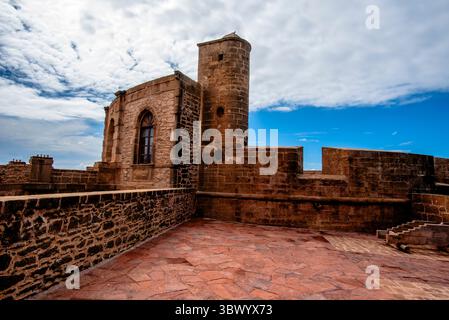 Architecture marocaine typique dans la ville fortifiée d'Essaouira avec son port et ses murs crénelés, ses bâtiments en briques ou blanchis à la chaux sur l'Atlantique O. Banque D'Images