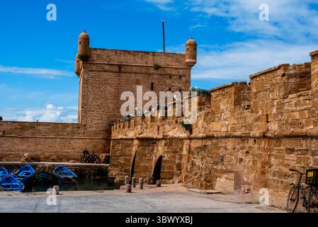Architecture marocaine typique dans la ville fortifiée d'Essaouira avec son port et ses murs crénelés, ses bâtiments en briques ou blanchis à la chaux sur l'Atlantique O. Banque D'Images