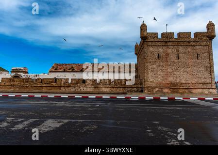 Architecture marocaine typique dans la ville fortifiée d'Essaouira avec son port et ses murs crénelés, ses bâtiments en briques ou blanchis à la chaux sur l'Atlantique O. Banque D'Images