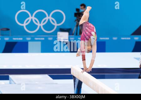 03 août 2021 : Urara Ashikawa (357 ans) du Japon joue sur Beam lors de la finale de l'appareil des Jeux Olympiques de Tokyo 2020 au Centre de gymnastique Ariake à Tokyo, au Japon. Daniel Lea/CSM}(image de crédit : &copy ; Daniel Lea/CSM via ZUMA Wire) Banque D'Images