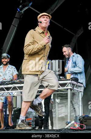 30 juillet 2021, Lulworth, Dorset, Royaume-Uni : le percussionniste anglais, danseur, DJ et personnalité médiatique Mark Berry, alias Bez, plus connu pour être membre des groupes britanniques The Happy Mondays et Black Grape, se produit sur scène au Camp Bestival de Lulworth. (Crédit image : © Dawn Fletcher-Park/SOPA images via ZUMA Press Wire) Banque D'Images