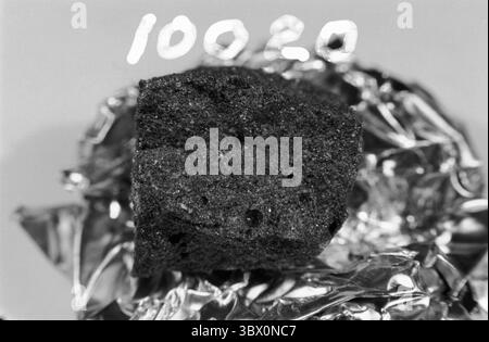 21 juillet 2021 - USA - le 20 juillet 1969, le commandant Neil Armstrong et le pilote du module lunaire Buzz Aldrin sont devenus les premiers humains à poser le pied sur un autre corps céleste lorsqu'ils ont atterri sur le seul satellite naturel de la Terre. L'équipage d'Apollo 11 a parcouru près d'un quart de million de kilomètres pour se rendre sur la Lune. Alors qu'Armstrong et Aldrin exploraient la surface lunaire et recueillaient des échantillons, le pilote du module de commande Michael Collins restait en orbite lunaire dans le module Columbia qui propulserait l'équipage vers la planète Terre. Cette image est de l'échantillon lunaire #10020, l'un des nombreux ramenés pour la recherche (crédit image : © NASA Banque D'Images