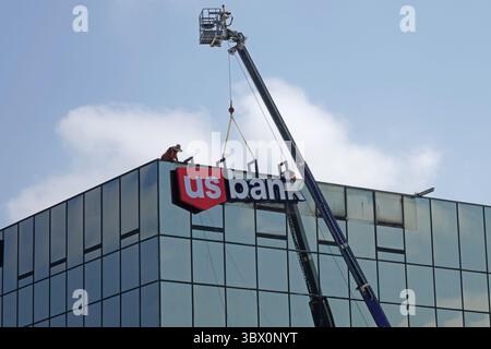 Los Angeles, Californie, États-Unis - 16 juillet 2025 : un logo US Bank est montré en cours d'installation ou de retrait au sommet d'un immeuble de bureaux pendant la journée. Banque D'Images