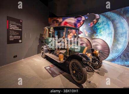 Turin, Italie - 9 septembre 2023 : voiture de sport au Museo Nazionale dell'automobile (Musée national de l'automobile) à Turin. Banque D'Images