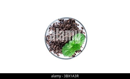 Pudding au chia au chocolat et à la menthe isolés sur fond blanc. Parfait au chocolat. Un dessert sain. Banque D'Images