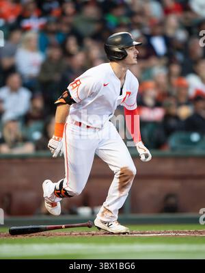 10 août 2021 : Mike Yastrzemski (5 ans), joueur du centre des San Francisco Giants, frappe un single en troisième manche, lors d'un match MLB entre les Diamondbacks de l'Arizona et les Giants de San Francisco à Oracle Park à San Francisco, en Californie. Valerie Shoaps/CSM(image de crédit : &copy ; Valerie Shoaps/CSM via ZUMA Wire) Banque D'Images