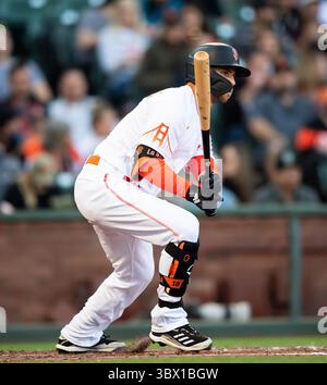 10 août 2021 : Tommy la Stella (18 ans), deuxième joueur de base des San Francisco Giants, sort lors d'un match MLB entre les Diamondbacks de l'Arizona et les Giants de San Francisco à Oracle Park à San Francisco, en Californie. Valerie Shoaps/CSM(image de crédit : &copy ; Valerie Shoaps/CSM via ZUMA Wire) Banque D'Images