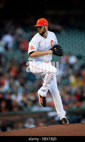 10 août 2021 : le lanceur Alex Wood (57) des San Francisco Giants sort du monticule lors de la première manche, lors d'un match MLB entre les Diamondbacks de l'Arizona et les Giants de San Francisco à Oracle Park à San Francisco, en Californie. Valerie Shoaps/CSM(image de crédit : &copy ; Valerie Shoaps/CSM via ZUMA Wire) Banque D'Images