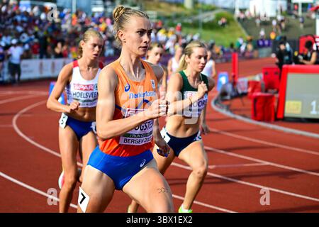 Bergen, Norvège. 17 juillet 2025. BERGEN, NORVÈGE - 17 JUILLET : Lieke Hoogsteen, des pays-Bas, en compétition sur le 800 m féminin lors de la première journée des Championnats d'Europe d'athlétisme U23 2025 à l'Estadio Vallehermoso le 17 juillet 2025 à Bergen, Norvège. (Photo Erik van Leeuwen/Agence BSR) crédit : Agence BSR/Alamy Live News Banque D'Images