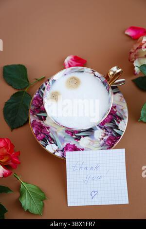 Composition inspirante pour la gratitude avec l'arôme du café et des roses. Banque D'Images