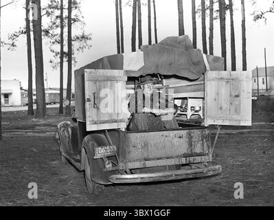 26 septembre 2018, Fayetteville, Caroline du Nord, USA : charpentier à Fort Bragg, Caroline du Nord, vivant à l'arrière de son camion, près de Fayetteville, Caroline du Nord, USA, Jack Delano, U.S. Office of War information, mars 1941 (crédit image : © Circa images/Glasshouse via ZUMA Press Wire) Banque D'Images