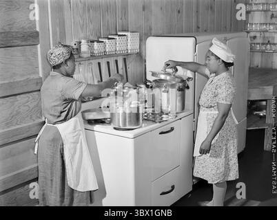 3 juin 2019, belle Glade, Floride, États-Unis : deux travailleuses préparant un déjeuner chaud pour les enfants des travailleurs agricoles dans la cuisine de la garderie, camp de travail migratoire d'Okeechobee, belle Glade, Floride, États-Unis, Marion Post Wolcott, U.S. Farm Security Administration, février 1941 (crédit image : © Circa images/Glasshouse via ZUMA Press Wire) Banque D'Images