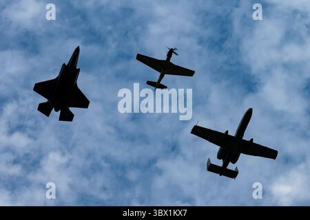 7 août 2020 - Willow Run Airport, Michigan, États-Unis - Major Kristin 'BEO' Wolfe, pilote et commandant de l'équipe de démonstration F-35A Lightning II, vole en formation aux côtés d'un P-51 Mustang piloté par Stuart Milson, pilote de la Air Force Heritage Flight Foundation, et d'un A-10 Thunderbolt II piloté par le Capt. Haden 'Gator' Fullam Guard, pilote et commandant de l'équipe de démonstration A-10, au salon Michunder Over Michigan 2021, base aérienne Selfridge, 2021, Selfridge. Le spectacle aérien a mis en vedette les Thunderbirds de l'US Air Force, les Blue Angels de l'US Navy et l'équipe de démonstration A-10. (Photo par Capt. Banque D'Images