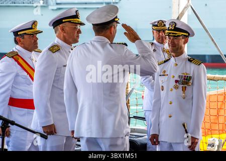10 août 2021 : Rota, Espagne : le Capitaine Kyle Gantt salue le Capitaine Joseph Gagliano lors de la cérémonie de passation de commandement du commandant de la Force opérationnelle (CTF) 65 à la base navale (NAVSTA) Rota, le 10 août 2021. Gagliano est relevé par Gantt en tant que commodore lors d'une cérémonie au bord de l'eau présidée par le vice-amiral Gene Black, commandant de la 6e flotte américaine. La CTF 65 et l’escadron de destroyers 60, dont le quartier général est situé à Rota, en Espagne, supervisent les forces déployées vers l’avant de la zone d’opérations de la 6e flotte américaine à l’appui des alliés et partenaires régionaux ainsi que des intérêts de sécurité nationale des États-Unis en Europe et en Afrique. (U.S. Navy photo b Banque D'Images