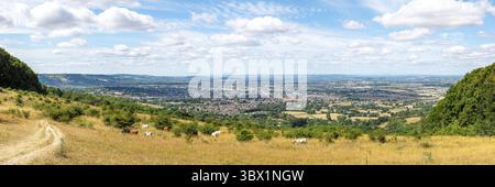 Une vue panoramique de Cheltenham vue depuis l'escarpe des Cotswold à Prestbury Hill Butterfly Reserve près de Cleeve Common, Gloucestershire Royaume-Uni Banque D'Images