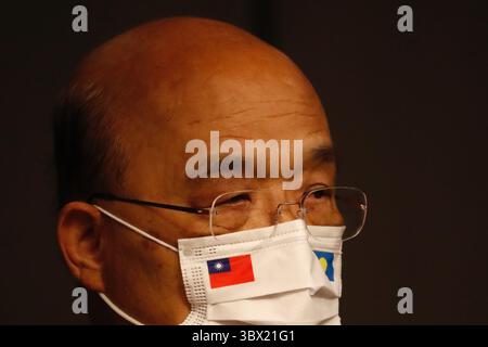 29 mars 2021, Taipei, Taipei, Taïwan : le premier ministre de Taïwan, Su Tseng-Chang, portant un masque avec les logos de Taïwan et des Palaos, prend la parole lors d'une conférence de presse internationale sur la visite du président des Palaos, Surangel Whipps, Jr, à Taïwan, avec le soutien des États-Unis. Taïwan a récemment été confrontée à des menaces croissantes de la part de la Chine, laissant l'île en question sur la question de savoir si elle pourrait se défendre sans l'aide de l'armée américaine. (Crédit image : © Daniel Ceng Shou-Yi/ZUMA Press Wire) Banque D'Images