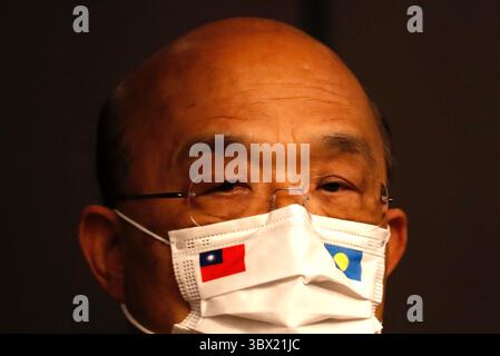 29 mars 2021, Taipei, Taipei, Taïwan : le premier ministre de Taïwan, Su Tseng-Chang, portant un masque avec les logos de Taïwan et des Palaos, prend la parole lors d'une conférence de presse internationale sur la visite du président des Palaos, Surangel Whipps, Jr, à Taïwan, avec le soutien des États-Unis. Taïwan a récemment été confrontée à des menaces croissantes de la part de la Chine, laissant l'île en question sur la question de savoir si elle pourrait se défendre sans l'aide de l'armée américaine. (Crédit image : © Daniel Ceng Shou-Yi/ZUMA Press Wire) Banque D'Images