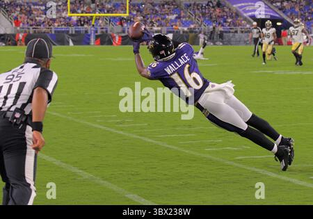 14 août 2021 : le récepteur Wide des Ravens de Baltimore, Tylan Wallace (16 ans), fait une réception sur la ligne de touche mais le juge James Coleman (95 ans) regarde Wallace soulever le pied droit alors que la passe a été prise, pour une passe incomplète pendant le quatrième quart-temps du premier match de pré-saison de la saison 2021. (Crédit image : © Karl Merton Ferron/TNS via ZUMA Press Wire/TNS via ZUMA Press Wire) Banque D'Images