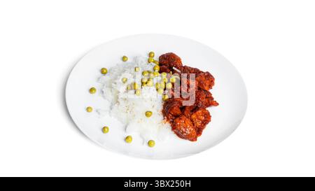 Ragoût de porc avec du riz sur plaque blanche isolé sur fond blanc. Goulash avec riz. Riz avec viande. Photo de haute qualité Banque D'Images