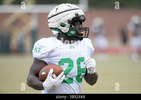 17 août 2021 : North Dakota Fighting Hawks Running Back Otis Weah (26 ans) lance le ballon pendant le 10e jour du camp de football d'automne de l'Université du Dakota du Nord Fighting Hawks au Memorial Stadium, Grand Forks, Dakota du Nord. Russell Hons/CSM(image de crédit : &copy ; Russell Hons/CSM via ZUMA Wire) Banque D'Images