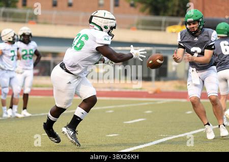 17 août 2021 : le quarterback Tommy Schuster (2) des Fighting Hawks du Dakota du Nord lance la balle à Otis Weah (26 ans) lors du 10e jour du camp de football d'automne des Fighting Hawks de l'Université du Dakota du Nord au Memorial Stadium, Grand Forks, Dakota du Nord. Russell Hons/CSM(image de crédit : &copy ; Russell Hons/CSM via ZUMA Wire) Banque D'Images