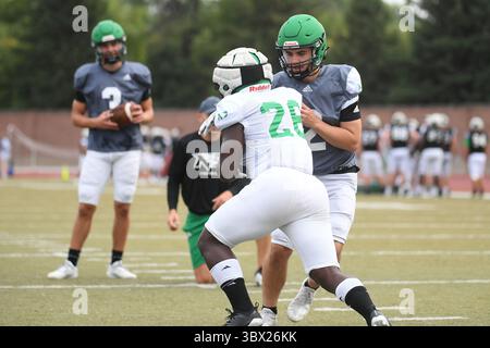 17 août 2021 : le quarterback Tommy Schuster (2) des Fighting Hawks du Dakota du Nord passe à Otis Weah (26 ans) au cours du 10e jour du camp de football d'automne Fighting Hawks de l'Université du Dakota du Nord au Memorial Stadium, Grand Forks, Dakota du Nord. Russell Hons/CSM(image de crédit : &copy ; Russell Hons/CSM via ZUMA Wire) Banque D'Images
