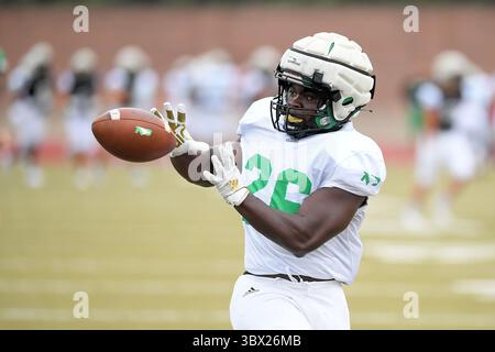 17 août 2021 : North Dakota Fighting Hawks Running Back Otis Weah (26 ans) reçoit un laissez-passer pendant le 10e jour du camp de football d'automne de l'Université du Dakota du Nord Fighting Hawks au Memorial Stadium, Grand Forks, Dakota du Nord. Russell Hons/CSM(image de crédit : &copy ; Russell Hons/CSM via ZUMA Wire) Banque D'Images