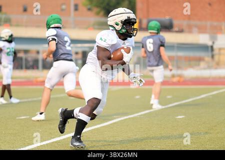 17 août 2021 : North Dakota Fighting Hawks Running Back Otis Weah (26 ans) lance le ballon pendant le 10e jour du camp de football d'automne de l'Université du Dakota du Nord Fighting Hawks au Memorial Stadium, Grand Forks, Dakota du Nord. Russell Hons/CSM(image de crédit : &copy ; Russell Hons/CSM via ZUMA Wire) Banque D'Images