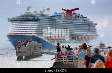 4 juin 2021, Port Canaveral, FL, États-Unis : les fans font la queue à Jetty Park pour voir le bateau Carnival Cruise Line mardi gras arriver à Port Canaveral, Floride, le 4 juin 2021. Le tout nouveau navire a une capacité de 6 500 passagers et 20 ponts, ce qui en fait le huitième plus grand navire de croisière au monde. (Crédit image : © Joe Burbank/TNS via ZUMA Press Wire/TNS via ZUMA Press Wire) Banque D'Images