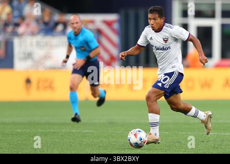 18 août 2021 ; Foxborough, ma, États-Unis; L'attaquant Edison Flores (10 ans) dribble lors d'un match en MLS entre D.C. United et New England Revolution au Gillette Stadium. Anthony Nesmith/CSM(image de crédit : &copy ; Anthony Nesmith/CSM via ZUMA Wire) Banque D'Images
