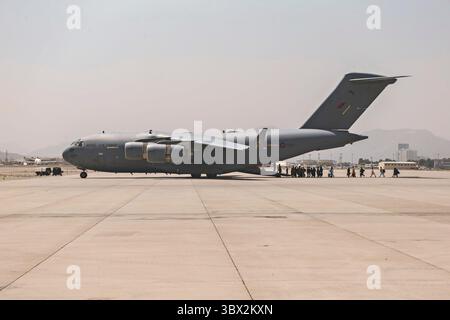STYLELOCATIONEvacuees à bord d'un avion de transport C-17 Globemaster III de l'US Air Force alors qu'ils se préparent à quitter l'aéroport international Hamid Karzai le 20 août 2021 à Kaboul, Afghanistan. ..les évacués chargent sur un Boeing lors d'une évacuation à Kaboul, Afghanistan, 20 août. Les militaires américains et les partenaires de la coalition aident le Département d'État à mener une opération d'évacuation des non-combattants (NEO) en Afghanistan. (Crédit image : © Sgt. Isaiah Campbell/U.S. Marine/Planet Pix via ZUMA Press Wire) Banque D'Images