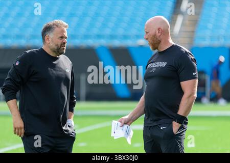 21 août 2021 : Matt Rhule, entraîneur-chef des Carolina Panthers, discute avec Mike Siravo, entraîneur senior de l'équipe défensive/linebackers, lors du match de la NFL au Bank of America Stadium de Charlotte, Caroline du Nord. (Scott Kinser/Cal Sport Media)(image de crédit : &copy ; Scott Kinser/CSM via ZUMA Wire) Banque D'Images