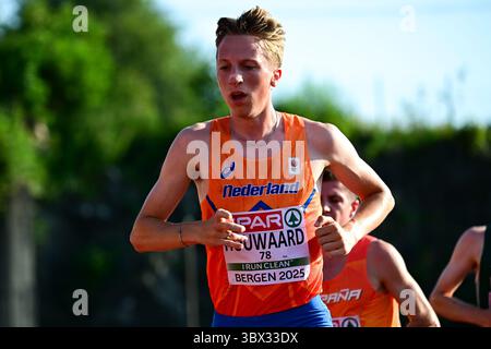 Bergen, Norvège. 17 juillet 2025. BERGEN, NORVÈGE - 17 JUILLET : Nathan Houwaard, des pays-Bas, en compétition au 10000 m hommes lors de la première journée des Championnats d'Europe d'athlétisme U23 2025 à l'Estadio Vallehermoso le 17 juillet 2025 à Bergen, Norvège. (Photo Erik van Leeuwen/Agence BSR) crédit : Agence BSR/Alamy Live News Banque D'Images