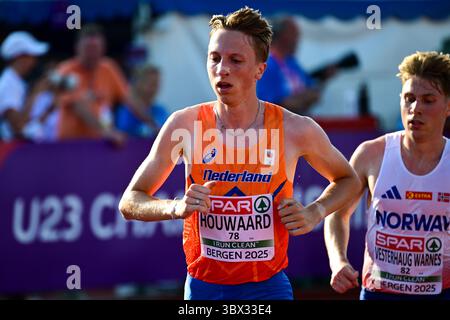 Bergen, Norvège. 17 juillet 2025. BERGEN, NORVÈGE - 17 JUILLET : Nathan Houwaard, des pays-Bas, en compétition au 10000 m hommes lors de la première journée des Championnats d'Europe d'athlétisme U23 2025 à l'Estadio Vallehermoso le 17 juillet 2025 à Bergen, Norvège. (Photo Erik van Leeuwen/Agence BSR) crédit : Agence BSR/Alamy Live News Banque D'Images
