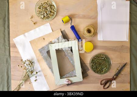 Pose à plat de matériaux pour la fabrication de papier à la main et ECO DIY mur Tutoriel d'artisanat créatif étape par étape utilisant des fibres naturelles, des herbes et du p recyclé Banque D'Images