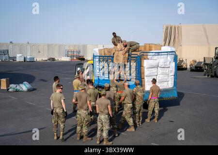 STYLELOCATIONU.S. Des aviateurs de l'armée de l'air avec le 380e escadron expéditionnaire, emballent des fournitures humanitaires pour les réfugiés afghans à la base aérienne d'Al Dhafra le 20 août 2021 près d'Abu Dhabi, aux Émirats arabes Unis. (Crédit image : © MSGT. Wolfram M. Stumpf/U.S. Air/Planet Pix via ZUMA Press Wire) Banque D'Images