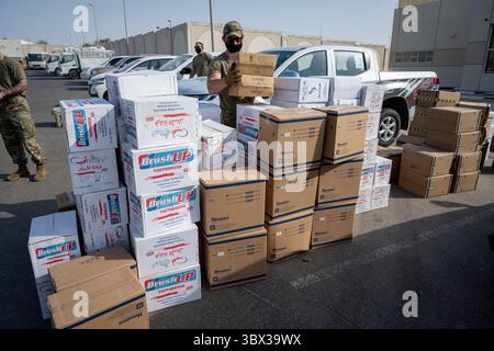 Le 20 août 2021 - Al Dhafra Air base, Abu Dhabi, Émirats arabes Unis - un aviateur de l'US Air Force du 380e escadron de passation de marchés expéditionnaires, du 380e escadron de préparation logistique expéditionnaire et du 380e escadron du génie civil expéditionnaire rassemble des fournitures humanitaires à la base aérienne d'Al Dhafra, Émirats arabes Unis, le 20 août 2021. La 380e équipe ECONS a généré la commande d'un matériel de secours humanitaire qui a été acheté, palettisé et prêt à être envoyé dans les 36 heures pour soutenir les réfugiés afghans qualifiés actuellement évacués par l'armée américaine. (Photo du Sgt. Maître Wolfram Banque D'Images