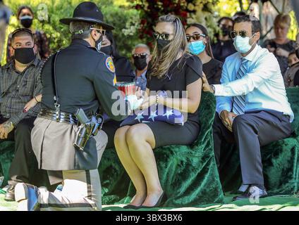 23 août 2021, Miami, Floride, États-Unis : Florida Highway Patrol Sargent Luis Tejera présente les obus du salut des 21 canons lors des funérailles du Trooper Lazaro R. Febles de la Florida Highway Patrol au cimetière Woodlawn Park dans le sud-ouest de Miami-Dade le vendredi 20 août 2021. Febles a servi plus de 11 ans avec la Florida Highway Patrol dans la Troop E Miami, il est mort des complications de COVID-19. (Crédit image : © Al Diaz/TNS via ZUMA Press Wire/TNS via ZUMA Press Wire) Banque D'Images