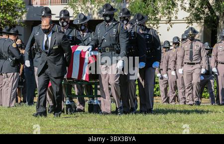 23 août 2021, Miami, Floride, États-Unis : Florida Highway Patrol Honor Guard escorte le cercueil du Trooper Lazaro R. Febles au cimetière Woodlawn Park dans le sud-ouest de Miami-Dade le vendredi 20 août 2021. .Febles a servi plus de 11 ans avec la Florida Highway Patrol dans la Troop E Miami, il est mort des complications de COVID-19. (Crédit image : © Al Diaz/TNS via ZUMA Press Wire/TNS via ZUMA Press Wire) Banque D'Images