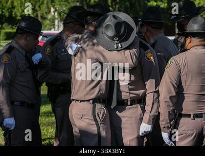 23 août 2021, Miami, Floride, États-Unis : Florida Highway Patrol Troopers se console après les funérailles de son collègue Lazaro R. Febles au cimetière Woodlawn Park dans le sud-ouest de Miami-Dade le vendredi 20 août 2021. Febles a servi plus de 11 ans avec la Florida Highway Patrol dans la Troop E Miami, il est mort des complications de COVID-19. (Crédit image : © Al Diaz/TNS via ZUMA Press Wire/TNS via ZUMA Press Wire) Banque D'Images