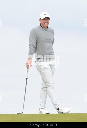 Portrush, Irlande du Nord. 17 juillet 2025. L'Irlandais du Nord, Rory Mcllroy, attend de jouer sur le cinquième green lors de la première manche du 153e Open Championship au Royal Portrush Golf Club à Portrush, Irlande du Nord, le jeudi 17 juillet 2025. Photo de Hugo Philpott/UPI crédit : UPI/Alamy Live News Banque D'Images