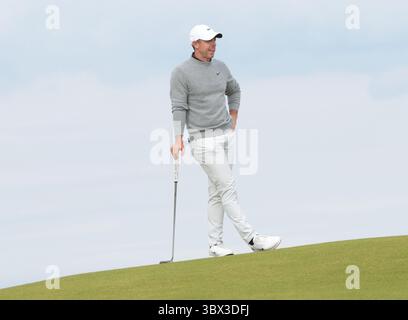 Portrush, Irlande du Nord. 17 juillet 2025. L'Irlandais du Nord, Rory Mcllroy, attend de jouer sur le cinquième green lors de la première manche du 153e Open Championship au Royal Portrush Golf Club à Portrush, Irlande du Nord, le jeudi 17 juillet 2025. Photo de Hugo Philpott/UPI crédit : UPI/Alamy Live News Banque D'Images