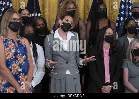 23 août 2021, États-Unis : Breanna Stewart agit en tant que président des États-Unis Joe Biden accueille la tempête de Seattle à la Maison Blanche à Washington, DC, honorant l'équipe pour son championnat WNBA 2020 le lundi 23 août 2021 (crédit image : © Chris Kleponis/CNP via ZUMA Press Wire) Banque D'Images