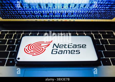 24 août 2021, Portugal : dans cette illustration photo un logo Net Ease Games vu affiché sur un smartphone avec un code binaire sur un écran d'ordinateur portable. (Crédit image : © Omar marques/SOPA images via ZUMA Press Wire) Banque D'Images