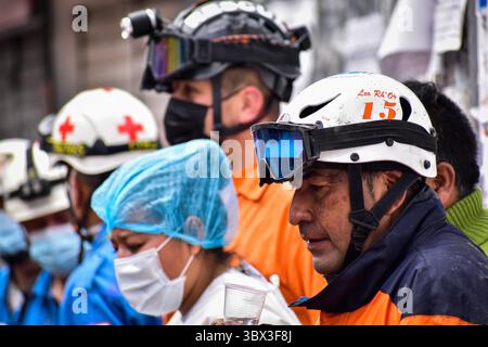24 août 2021, Pasto, Narino, Colombie : les membres de la défense civile et de la Croix-Rouge comme pendant plusieurs heures les pompiers et autres services d'urgence, y compris la Croix-Rouge colombienne, la défense civile et la police ont combattu les flammes qui ont consumé plusieurs locaux commerciaux dans la ville de Ipiales, Narino - Colombie. Grâce au travail conjoint, les pertes n'étaient que matérielles et aucune personne n'a été déclarée blessée le 24 août 2021. (Crédit image : © Camilo Erasso/LongVisual via ZUMA Press Wire) Banque D'Images