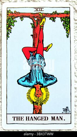 L'homme pendu - numéro 12 - studio de cartes Tarot individuel mis en place sur fond texturé. Prise en juillet 2025 Banque D'Images