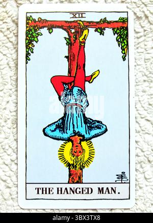 L'homme pendu - numéro 12 - studio de cartes Tarot individuel mis en place sur fond texturé. Prise en juillet 2025 Banque D'Images