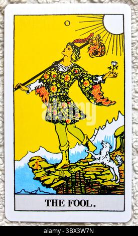 The Fool - numéro 0 - studio de cartes Tarot individuel mis en place sur fond texturé. Prise en juillet 2025 Banque D'Images