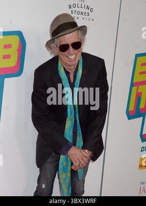 MIAMI, FL - 17 MARS : (COUVERTURE EXCLUSIVE) le chanteur des Rolling Stones Mick Jagger est aperçu à l'aéroport international de Miami . Sir Michael Philip ''Mick'' Jagger (né le 26 juillet 1943) OBE est un musicien, chanteur, auteur-compositeur et acteur anglais, mieux connu comme chanteur principal et membre fondateur des Rolling Stones. Le 17 mars 2013 à Miami, Floride. ..People : Mick Jagger (crédit image : © SMG via ZUMA Press Wire) Banque D'Images